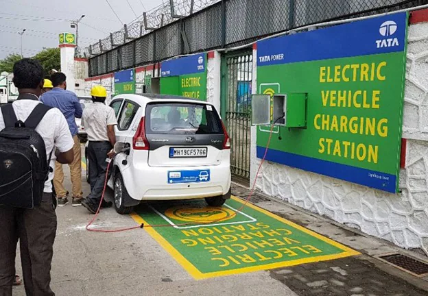 Electric vehicle charging station
