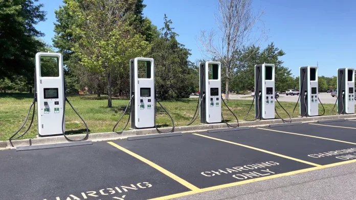 Delhi’s Groundbreaking EV charging stations Strategy: 13,000 Charging Stations, 50% Renewable Energy, and a 12% EV Market Share by 2030